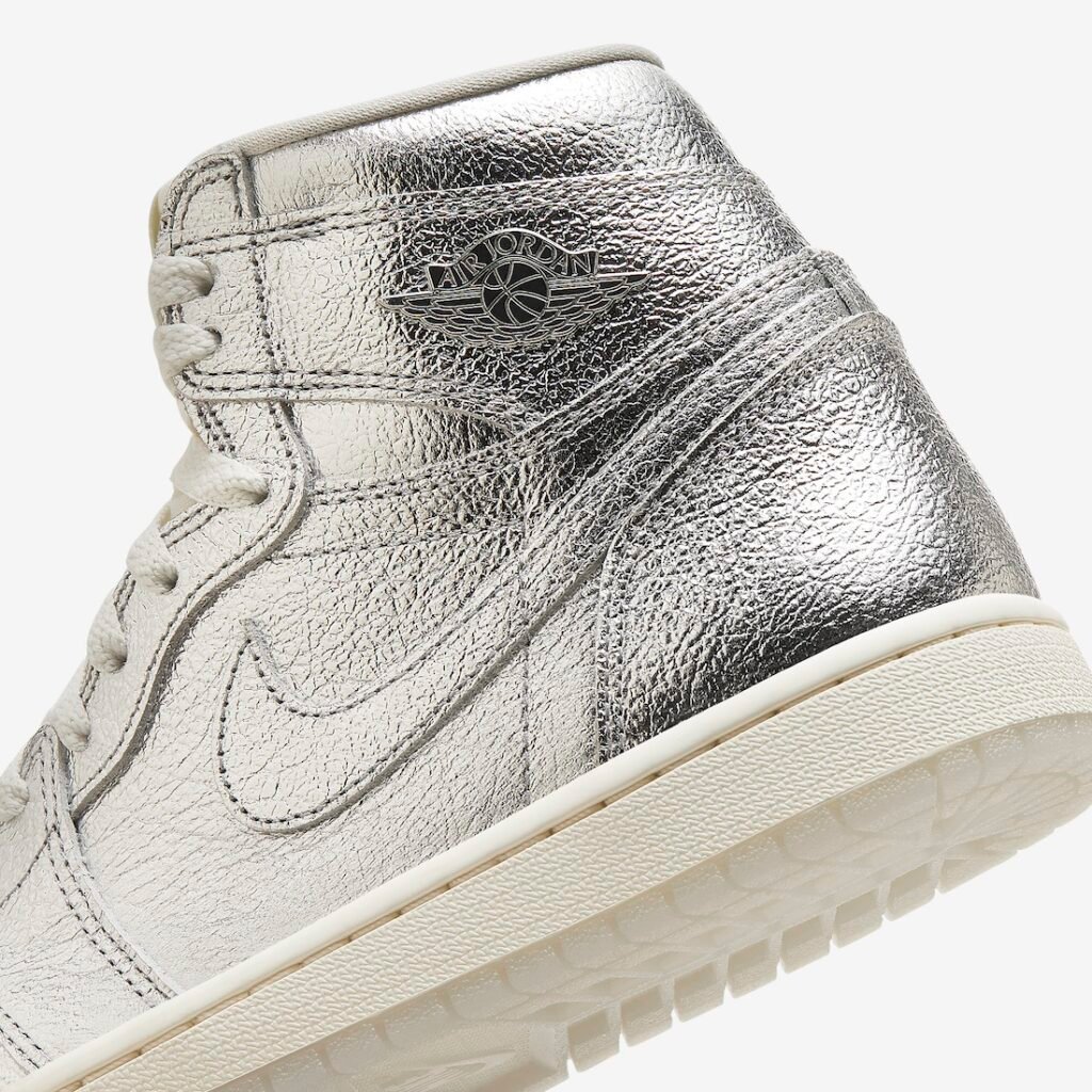 حذاء سنيكرز نايك اير جوردن 1 ريترو هاي او جي كروم النسائي لون فضي كروم Air Jordan 1 Retro High OG Chrome