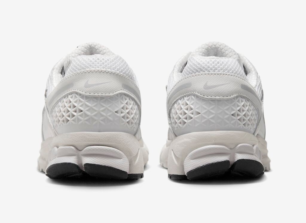 حذاء الجري نايك زووم فوميرو 5 وايت فاست جراي النسائي لون ابيض رمادي Nike Zoom Vomero 5 White Vast Grey