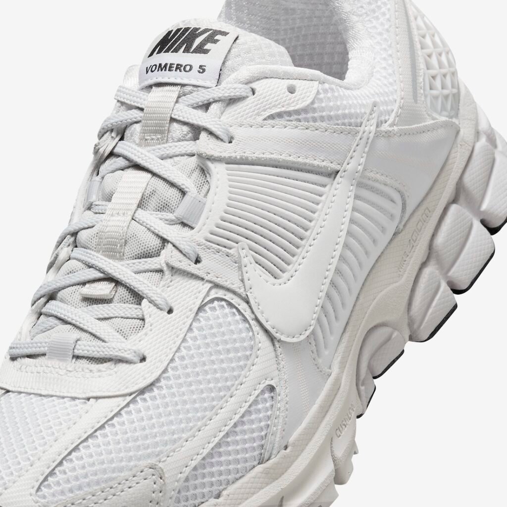 حذاء الجري نايك زووم فوميرو 5 وايت فاست جراي النسائي لون ابيض رمادي Nike Zoom Vomero 5 White Vast Grey