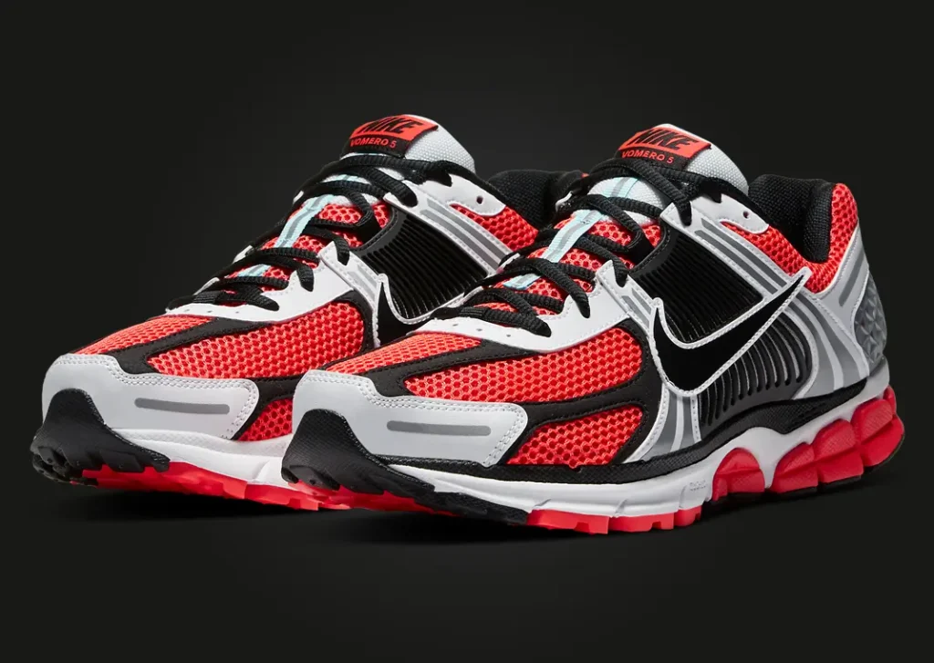 حذاء الجري نايك زوم فوميرو 5 برايت كريمسون بلاك لون احمر اسود فضي Nike Zoom Vomero 5 Bright Crimson Black