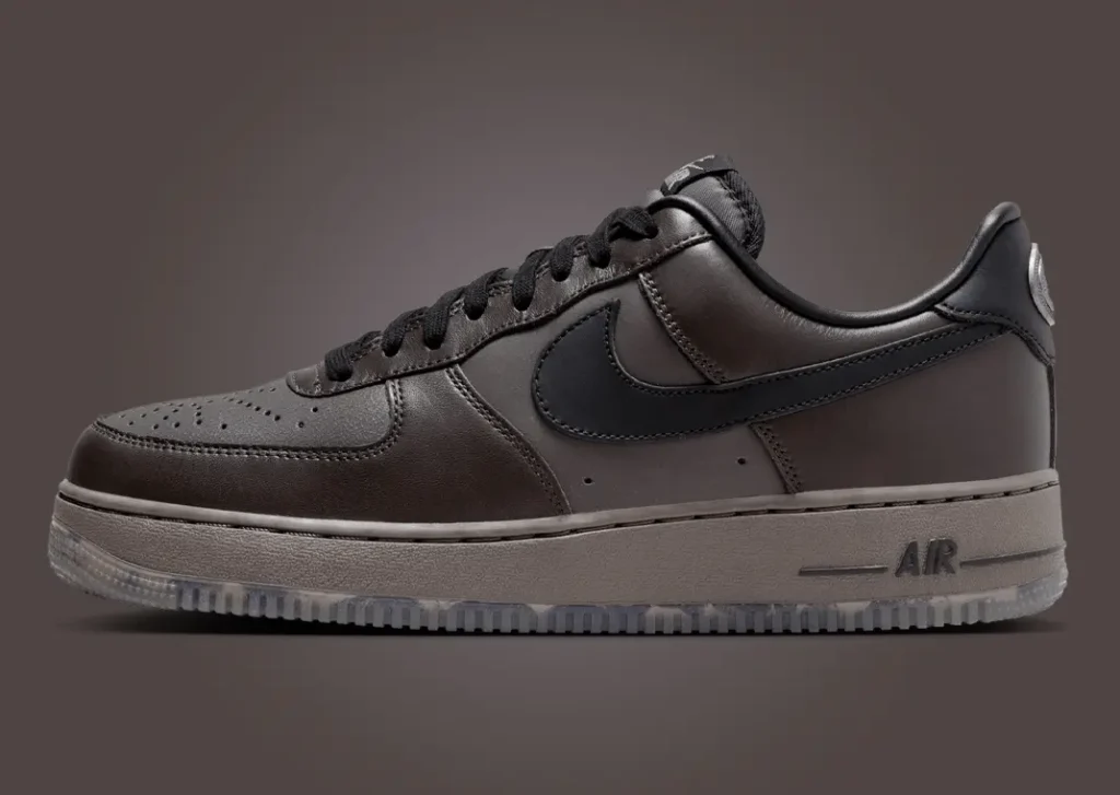 حذاء سنيكرز نايك اير فورس 1 لو باريس لون اسود وبني غامق Nike Air Force 1 Low Paris