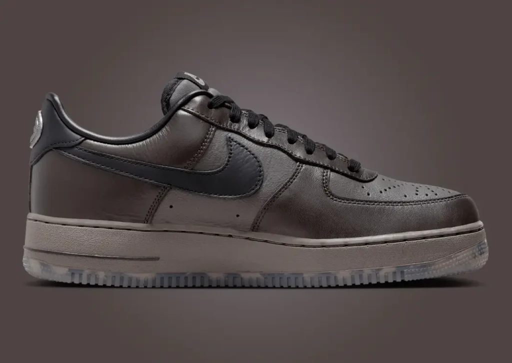 حذاء سنيكرز نايك اير فورس 1 لو باريس لون اسود وبني غامق Nike Air Force 1 Low Paris