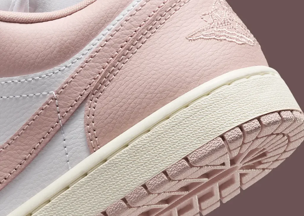 نايك اير جوردن 1 لو وايت بِينك اكسفورد النسائي لون وردي ابيض Air Jordan 1 Low White Pink Oxford