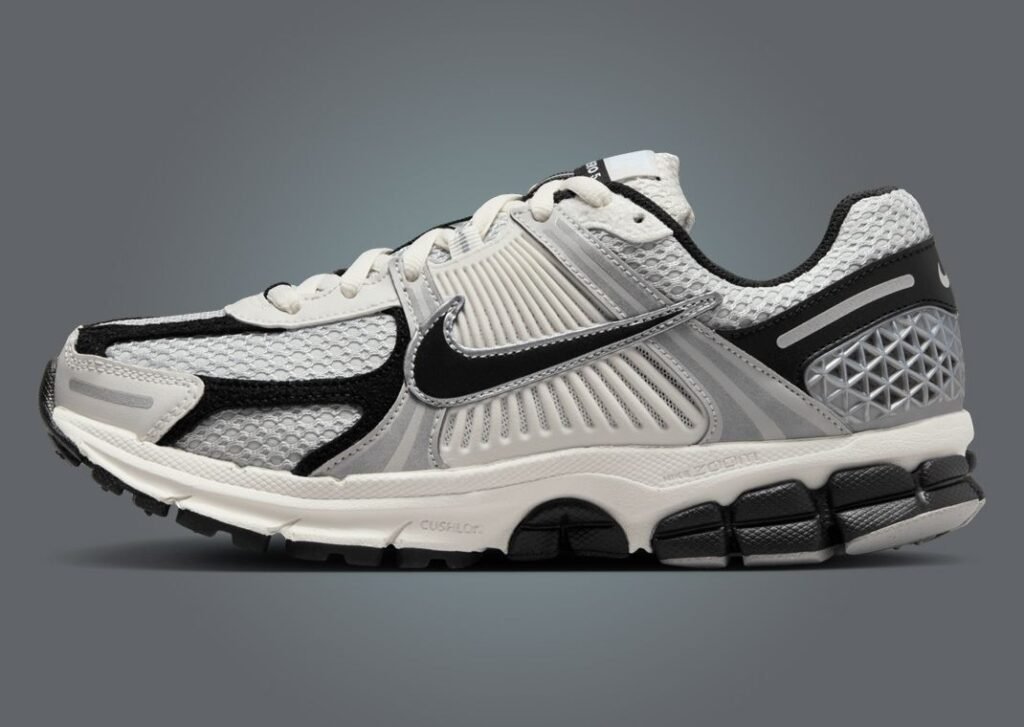 نايك زوم فوميرو 5 فوتون داست فانتوم النسائي لون اسود فضي رمادي Nike Zoom Vomero 5 Photon Dust Phantom