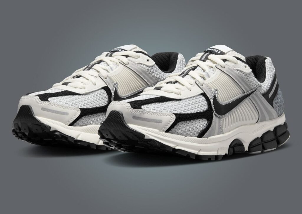 نايك زوم فوميرو 5 فوتون داست فانتوم النسائي لون اسود فضي رمادي Nike Zoom Vomero 5 Photon Dust Phantom