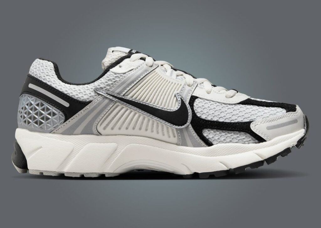 نايك زوم فوميرو 5 فوتون داست فانتوم النسائي لون اسود فضي رمادي Nike Zoom Vomero 5 Photon Dust Phantom