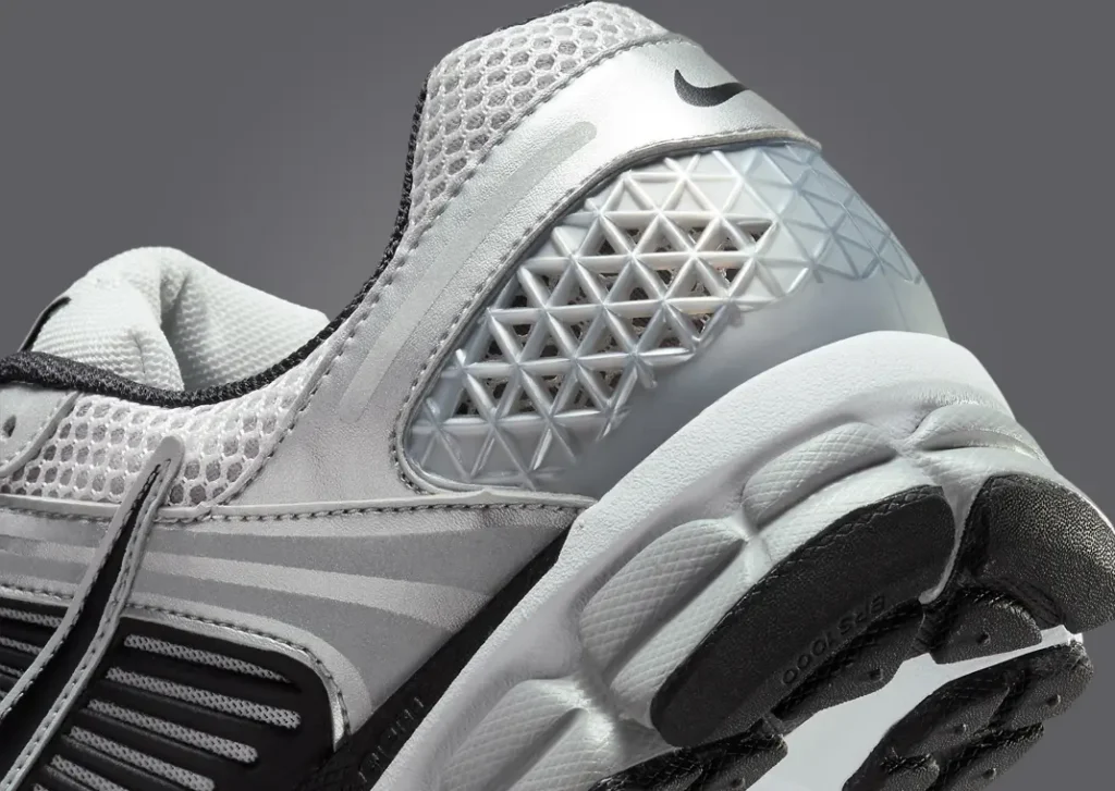 حذاء الجري نايك زوم فوميرو 5 ميتاليك سيلفر بلاك لون فضي اسود Nike Zoom Vomero 5 Metallic Silver Black