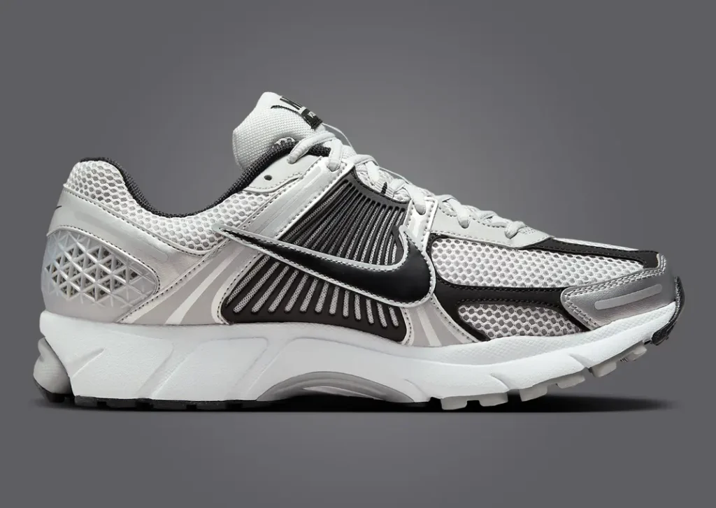 حذاء الجري نايك زوم فوميرو 5 ميتاليك سيلفر بلاك لون فضي اسود Nike Zoom Vomero 5 Metallic Silver Black