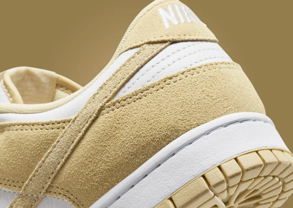 حذاء سنيكرز نايك دانك لو نايك تيم جولد سويد لون ذهبي وابيض Nike Dunk Low Team Gold Suede