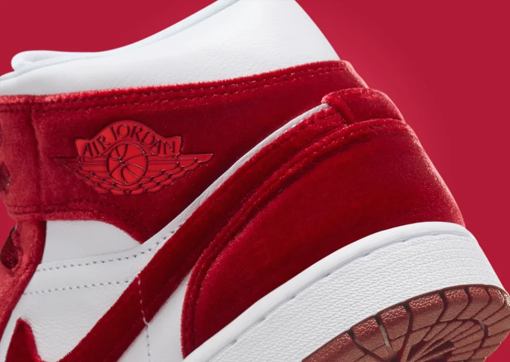 حذاء سنيكرز نايك اير جوردن 1 ميد ريد فيلفيت النسائي لون احمر مخملي Air Jordan 1 Mid Red Velvet