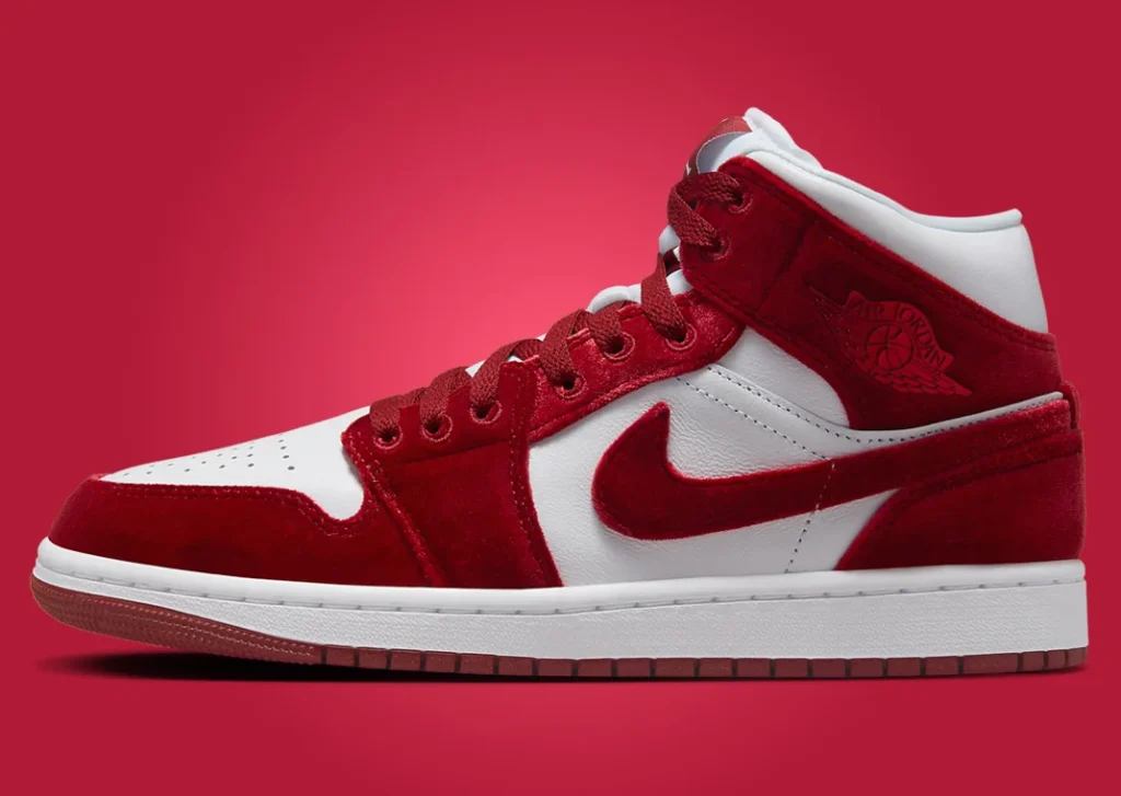 حذاء سنيكرز نايك اير جوردن 1 ميد ريد فيلفيت النسائي لون احمر مخملي Air Jordan 1 Mid Red Velvet