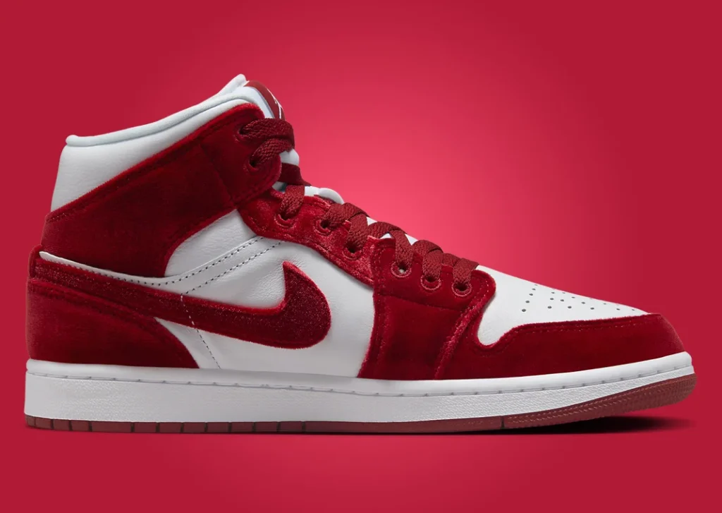 حذاء سنيكرز نايك اير جوردن 1 ميد ريد فيلفيت النسائي لون احمر مخملي Air Jordan 1 Mid Red Velvet