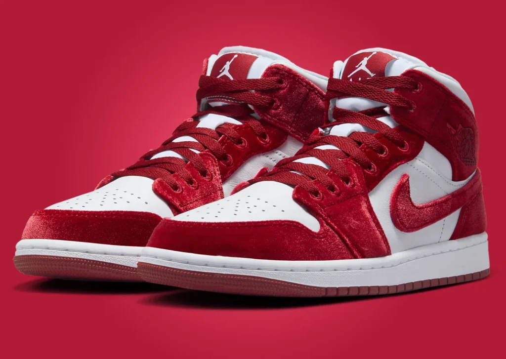 حذاء سنيكرز نايك اير جوردن 1 ميد ريد فيلفيت النسائي لون احمر مخملي Air Jordan 1 Mid Red Velvet