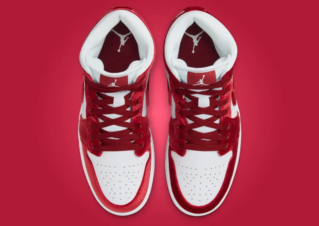 حذاء سنيكرز نايك اير جوردن 1 ميد ريد فيلفيت النسائي لون احمر مخملي Air Jordan 1 Mid Red Velvet