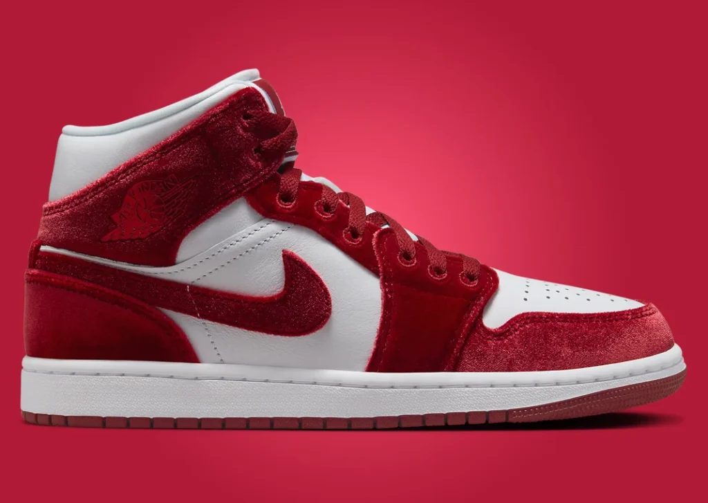 حذاء سنيكرز نايك اير جوردن 1 ميد ريد فيلفيت النسائي لون احمر مخملي Air Jordan 1 Mid Red Velvet