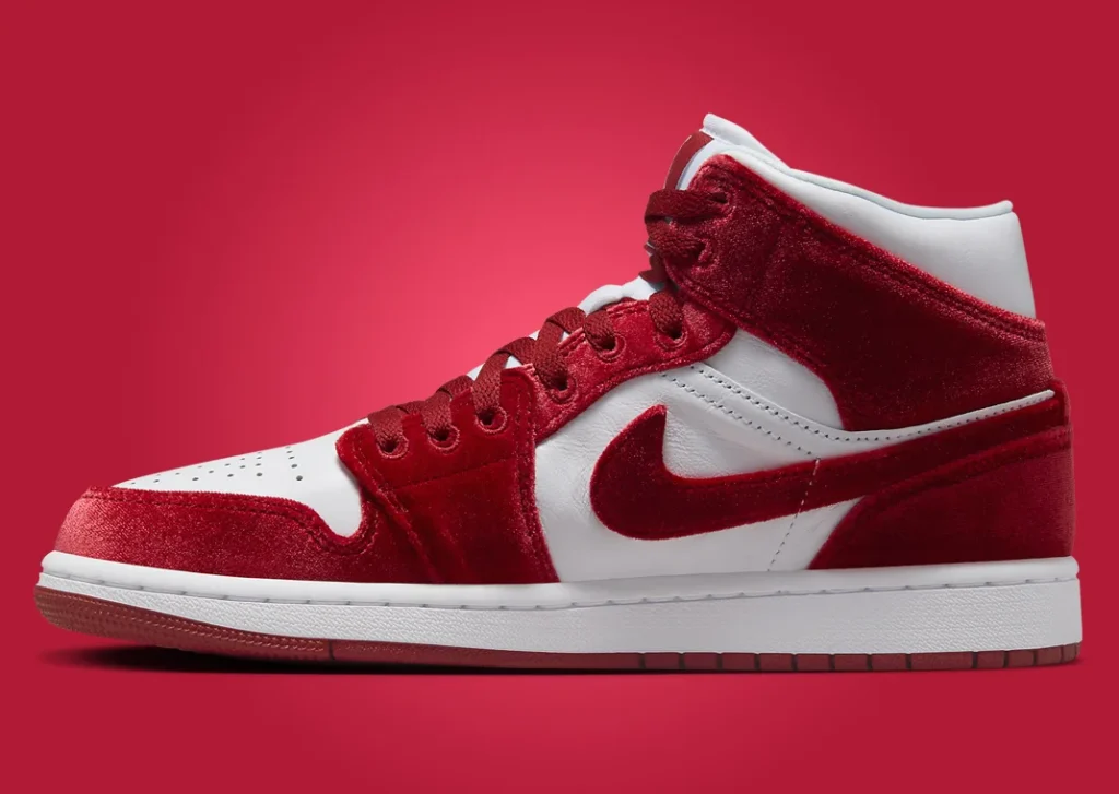 حذاء سنيكرز نايك اير جوردن 1 ميد ريد فيلفيت النسائي لون احمر مخملي Air Jordan 1 Mid Red Velvet